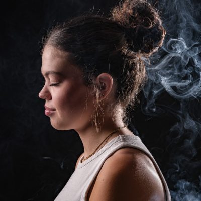 jeune-fille-fumee
