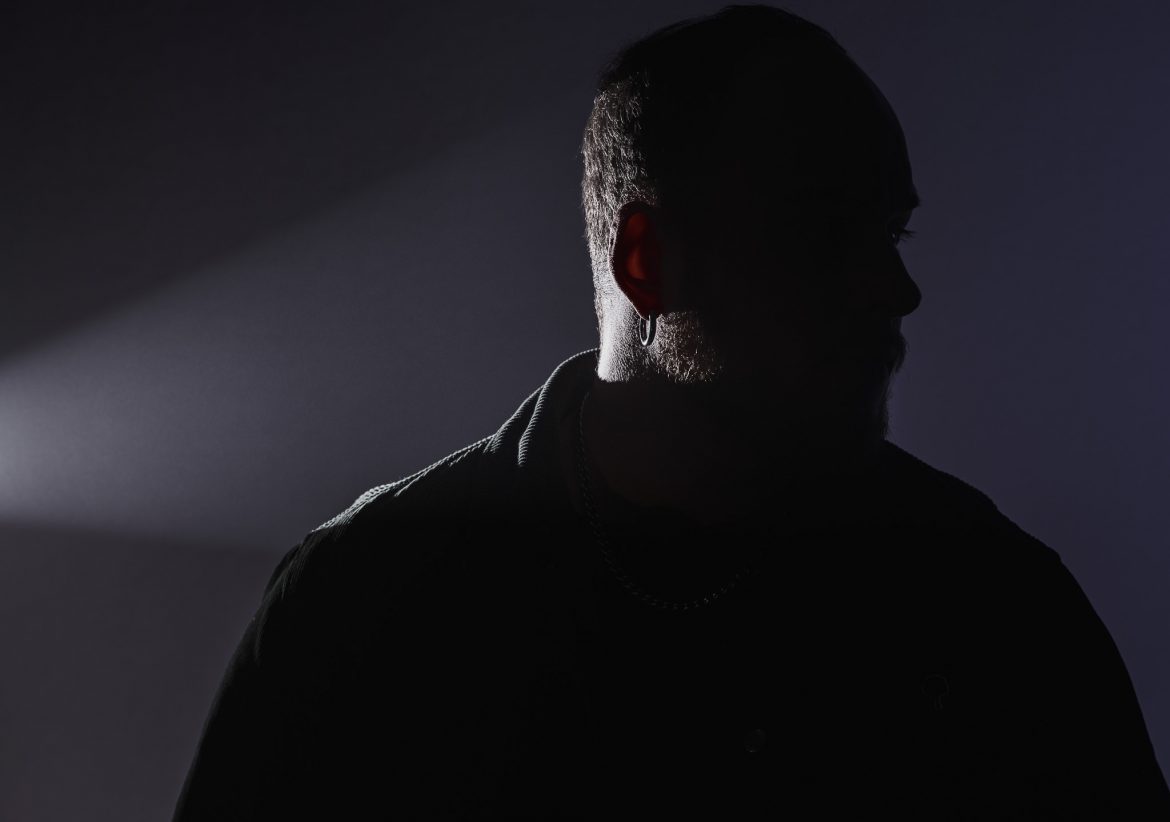 Portrait en ombre et lumière – Loïc Portrait & singularité | Photographe inclusif, engagé à Metz