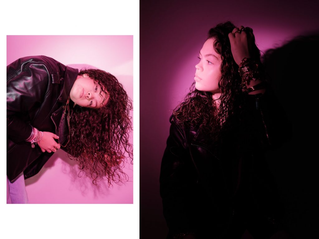 Portrait d'Anaïs dans des tons rose vif