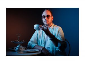 Loïc levant une tasse de thé, éclairage cinématographique