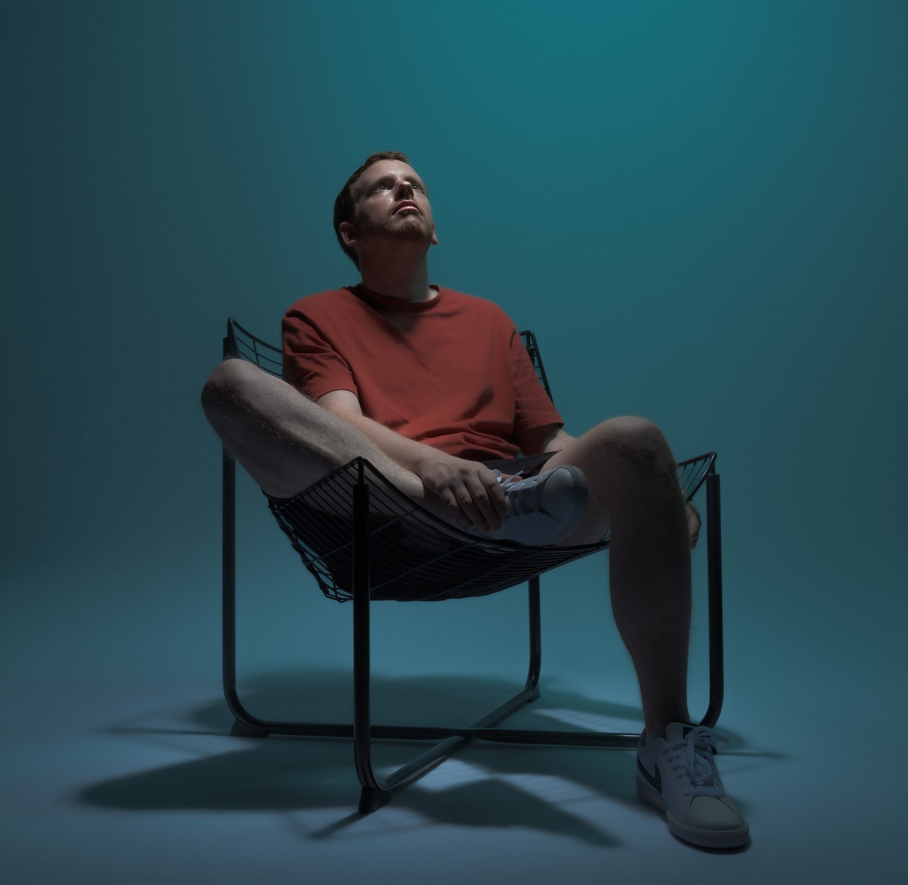 Alex assis sur un fauteuil moderne