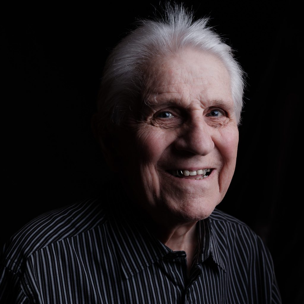 Portrait d'un homme âgé souriant en studio