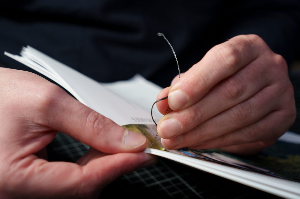 Fabriquer ses zines photo : reliure cousue main, couture à l’aiguille sur papier photo artisanal