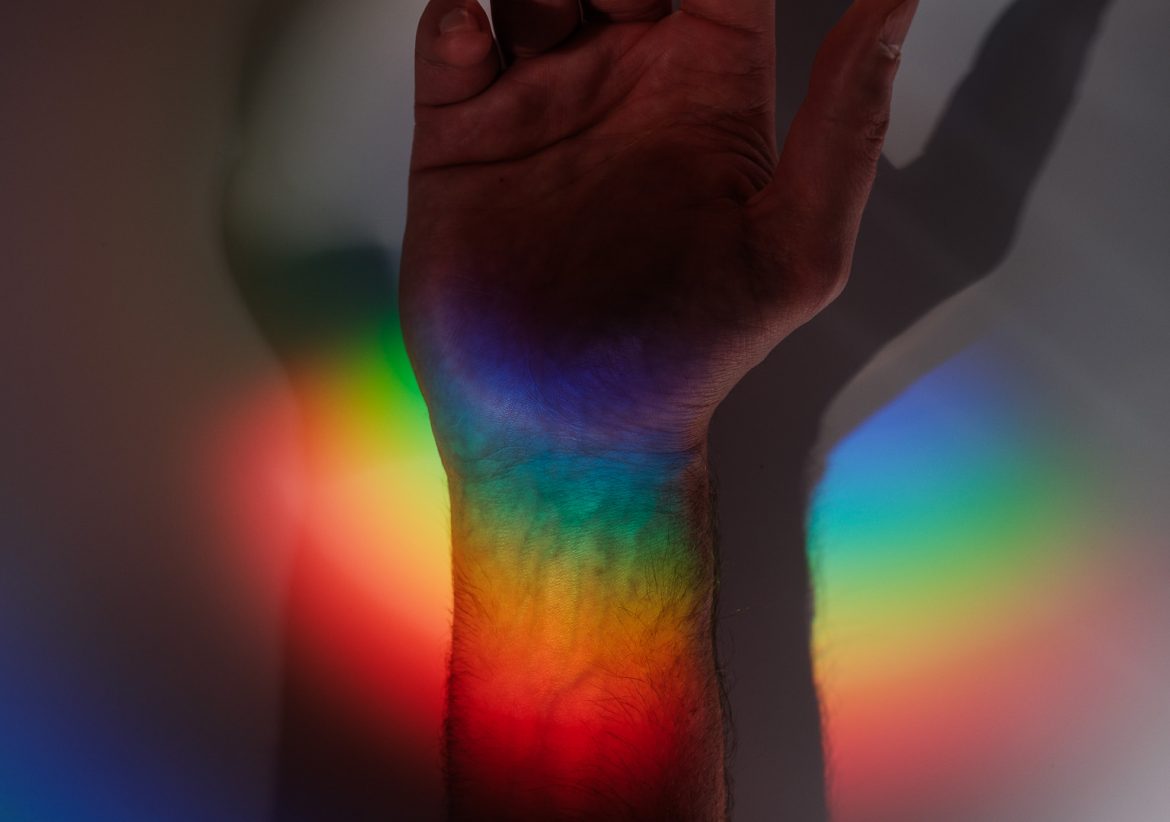 01 - poigné arc en ciel Autoportrait du poignet éclairé par un arc-en-ciel, Yoann Richaud, Metz