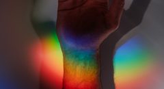 Autoportrait du poignet éclairé par un arc-en-ciel, Yoann Richaud, Metz