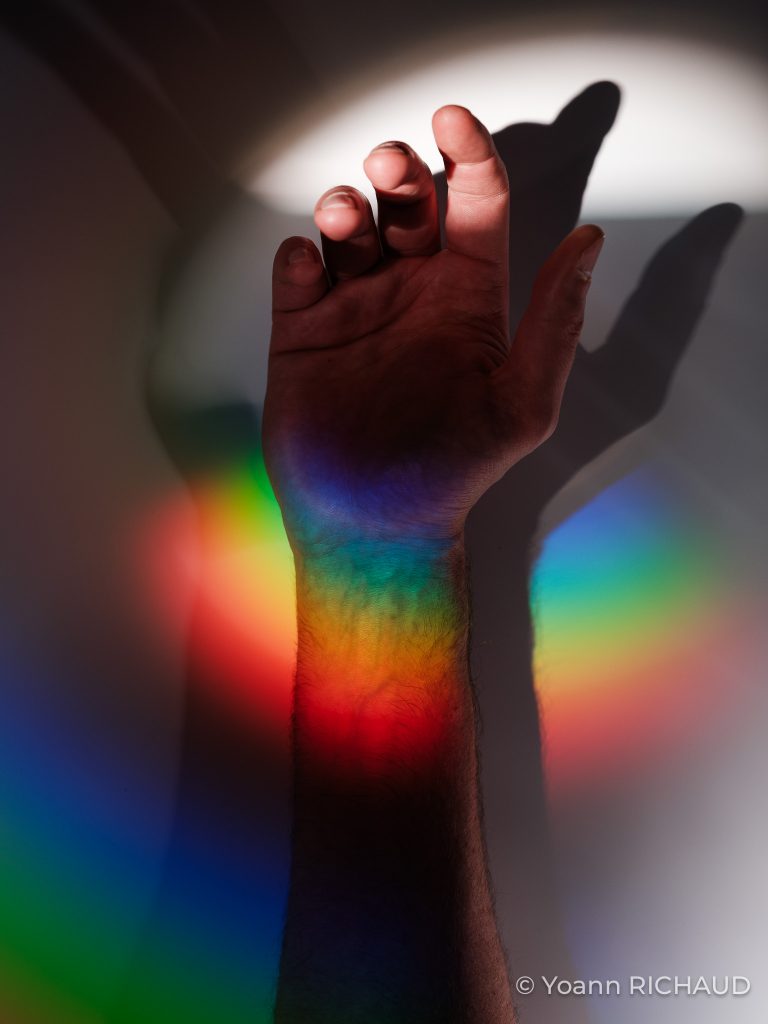 Autoportrait du poignet éclairé par un arc-en-ciel, Yoann Richaud, Metz