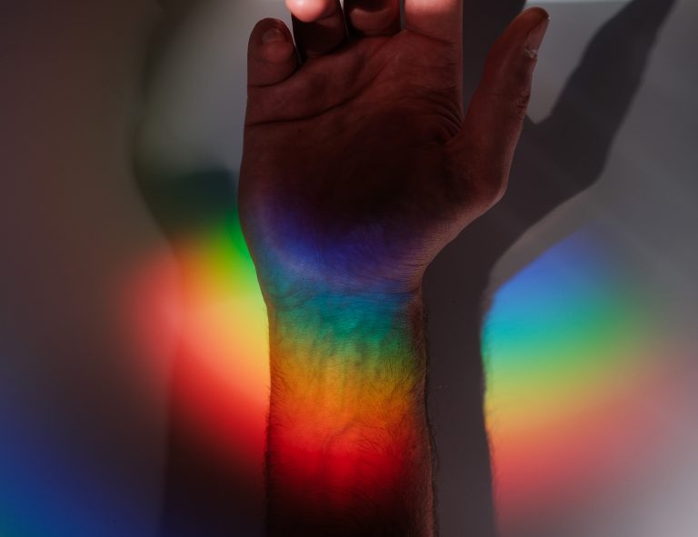 Autoportrait du poignet éclairé par un arc-en-ciel, Yoann Richaud, Metz