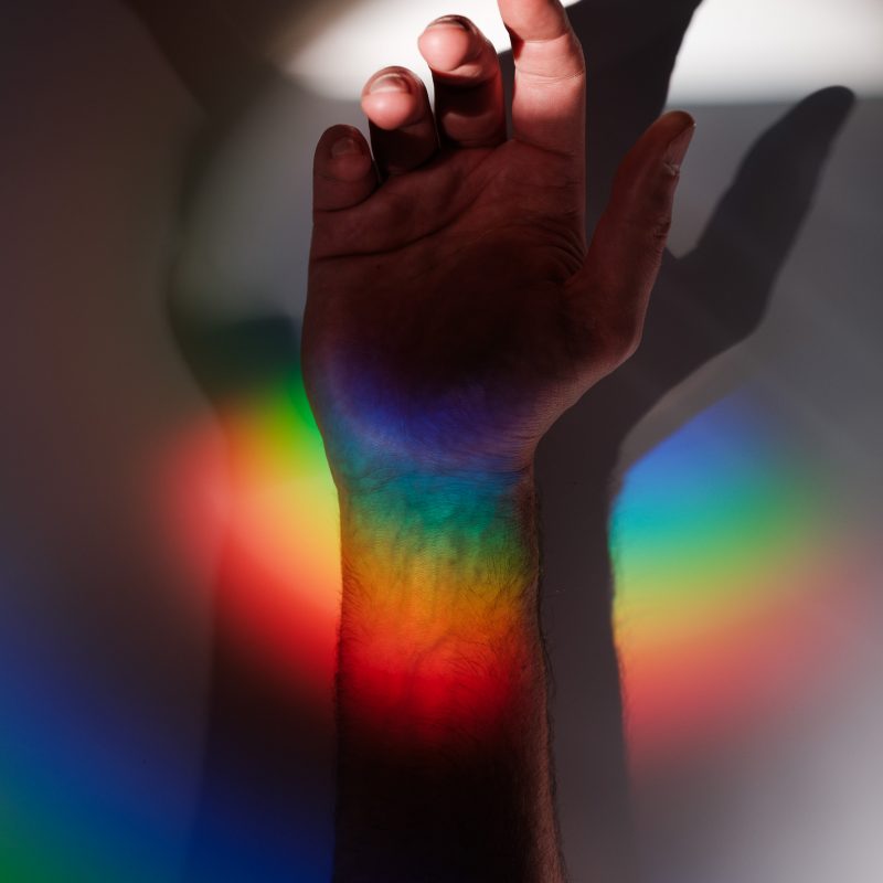 Autoportrait du poignet éclairé par un arc-en-ciel, Yoann Richaud, Metz