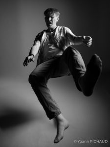 Autoportrait en noir et blanc exprimant la colère, photographe Yoann Richaud