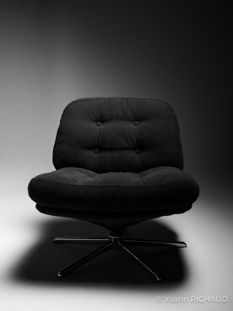 Fauteuil éclairé en clair-obscur, autoportrait du repos intérieur