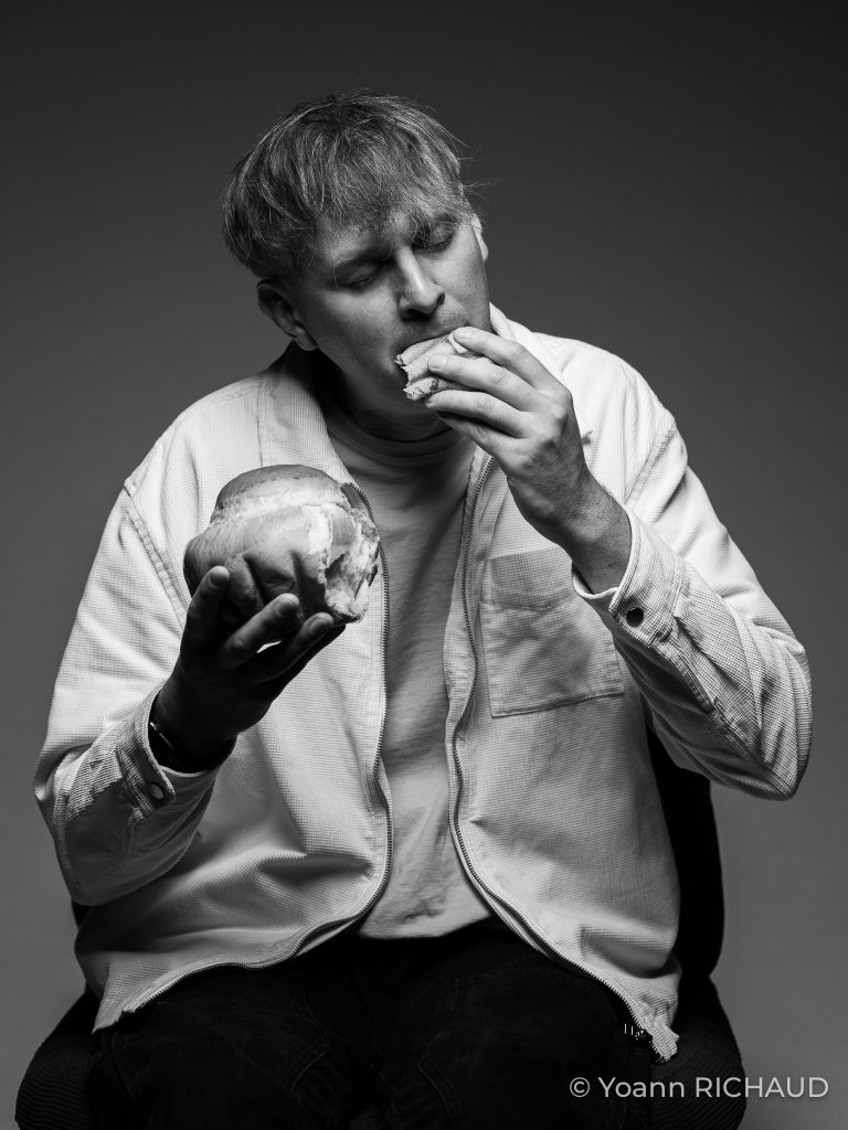 Autoportrait en noir et blanc déguster une brioche, identité culinaire