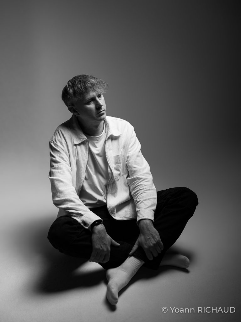 Autoportrait en clair-obscur dans une pose méditative