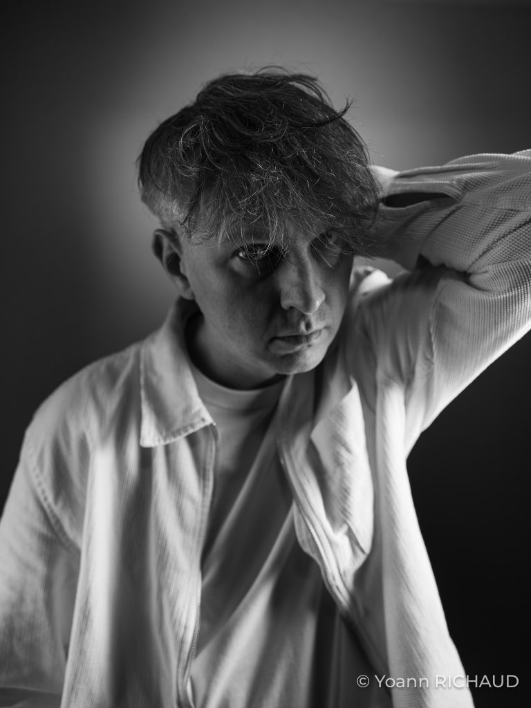 Portrait en clair-obscur d’un homme pensif