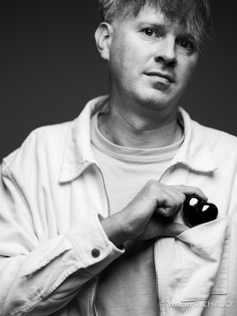 Main sur un cœur noir