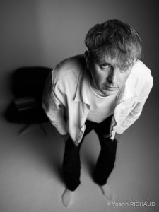 Portrait en plongée, regard direct