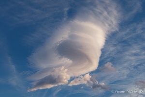 Nuage lenticulaire dans le ciel