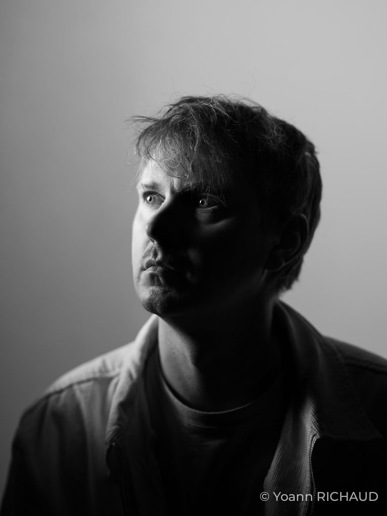 Portrait inspiré, regard vers le haut