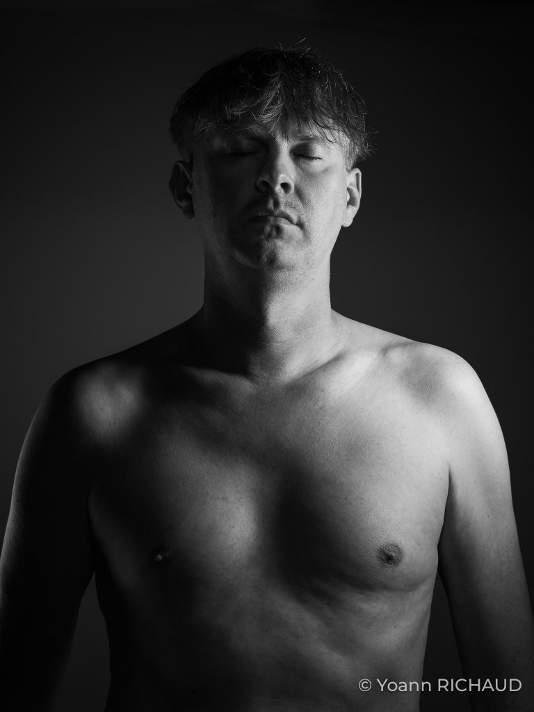 Torse nu les yeux fermés