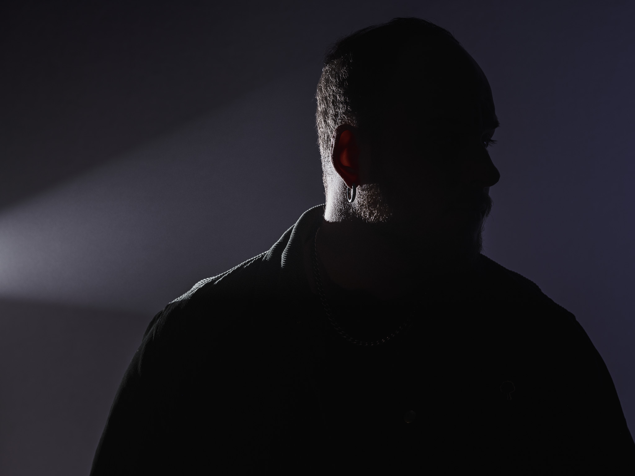 Portrait en ombre et lumi&egrave;re montrant l&rsquo;importance du choix, de la retenue et de la justesse dans une image.