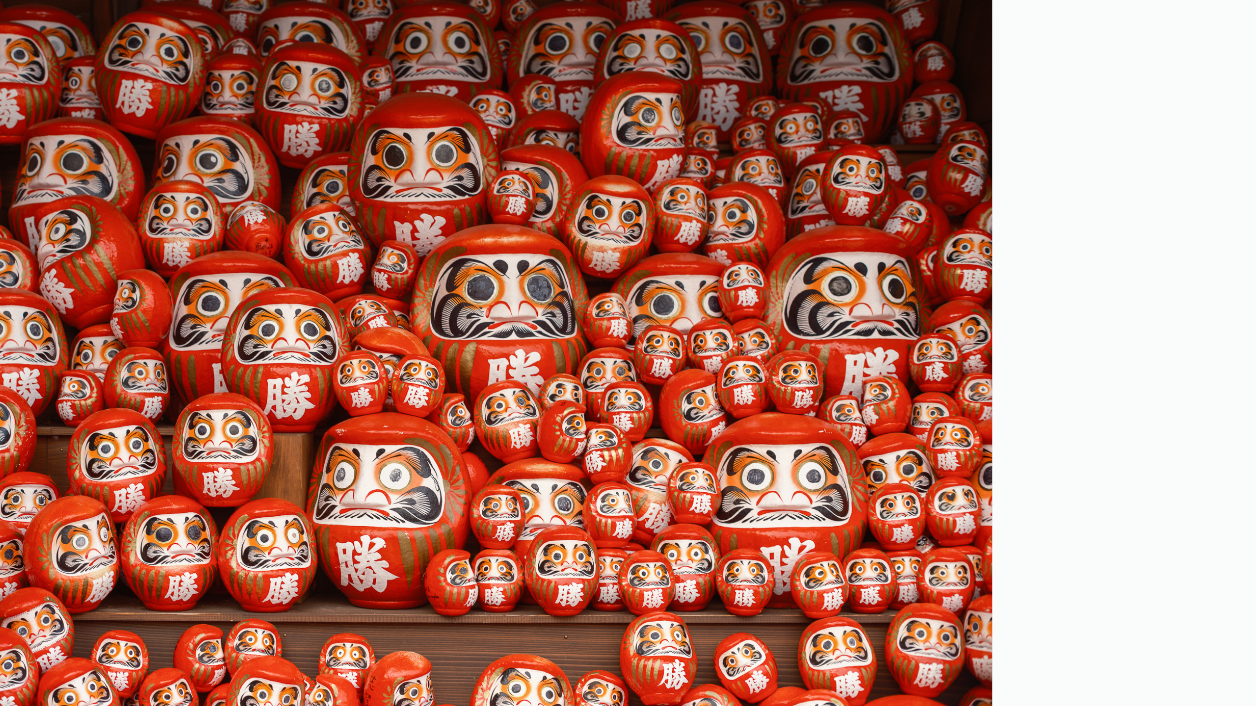 Accumulation de daruma rouges dans un temple japonais