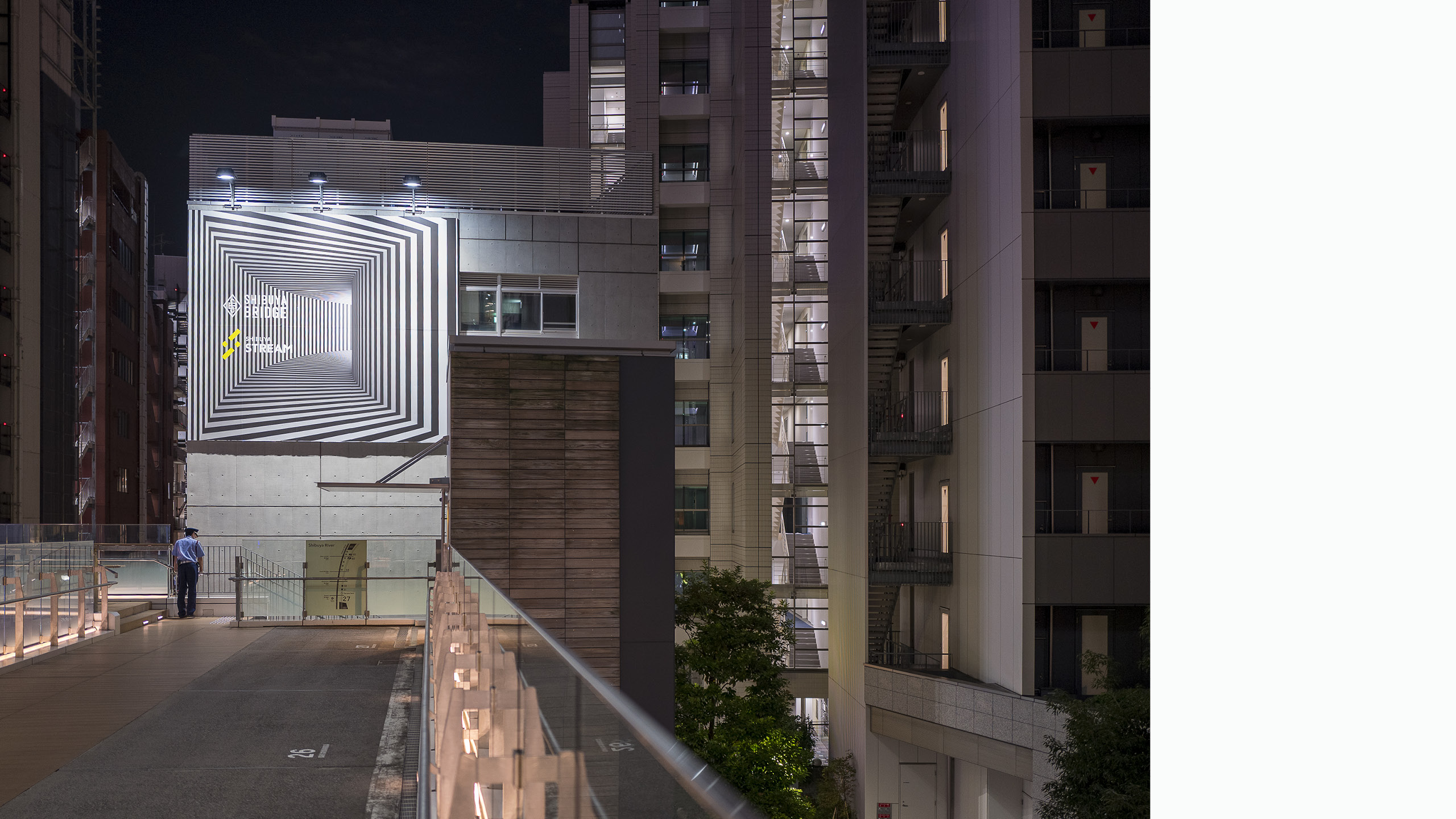 Architecture urbaine japonaise de nuit avec passage lumineux graphique