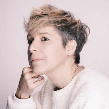 Portrait d'une femme souriante en studio