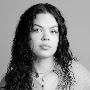 Portrait en noir et blanc d'une femme jeune