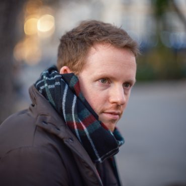 Portrait d'un homme avec une écharpe